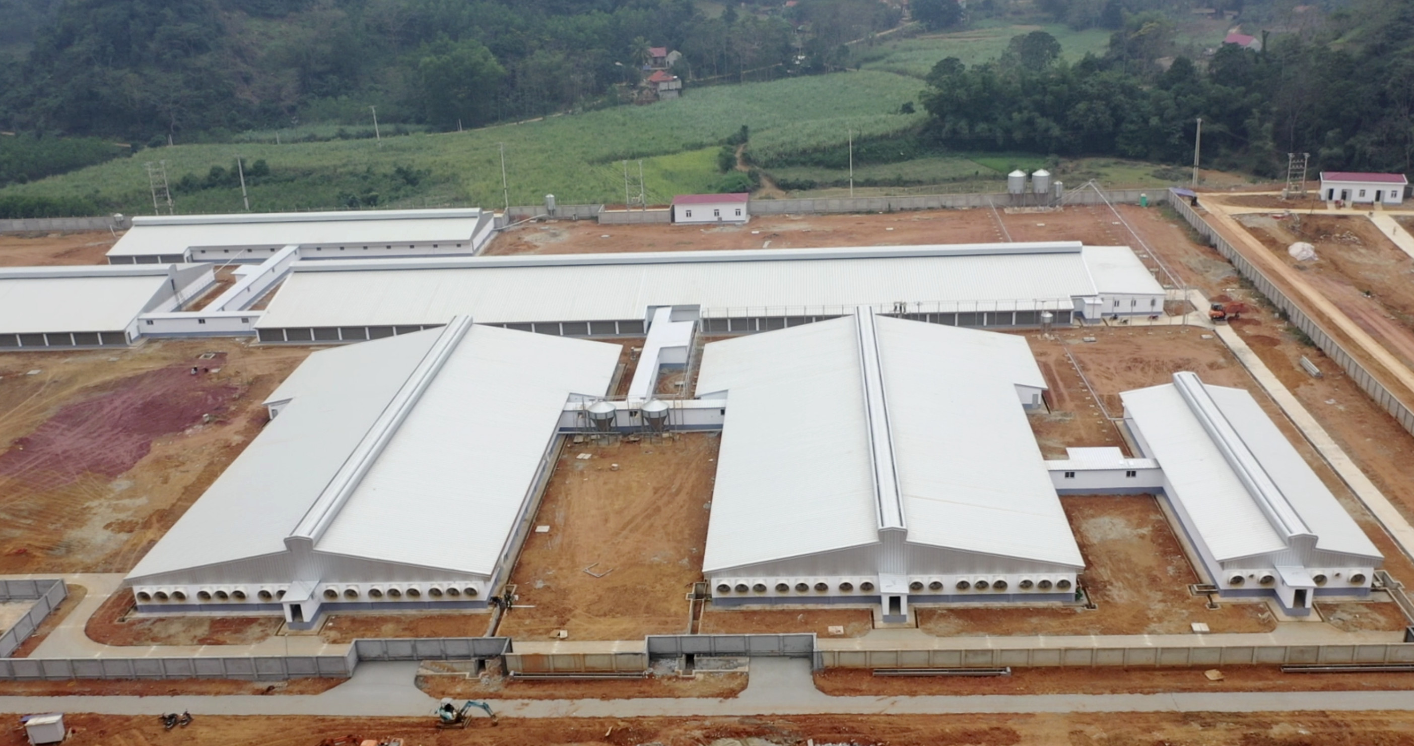 nh 2 - Mái có tác dụng che chở toàn bộ công trình